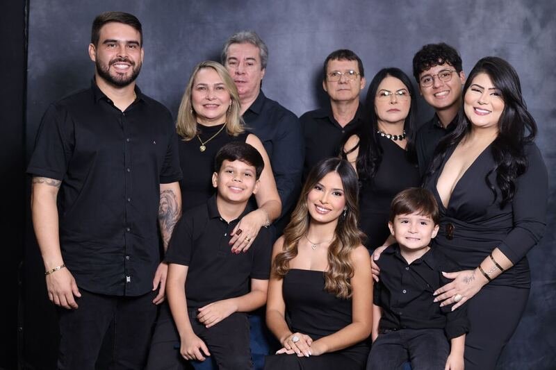 Formanda posando com a família no estúdio