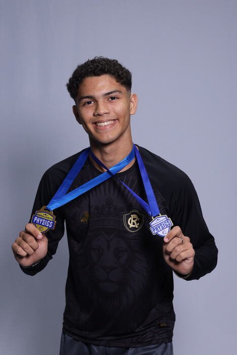 Formando exibindo as medalhas