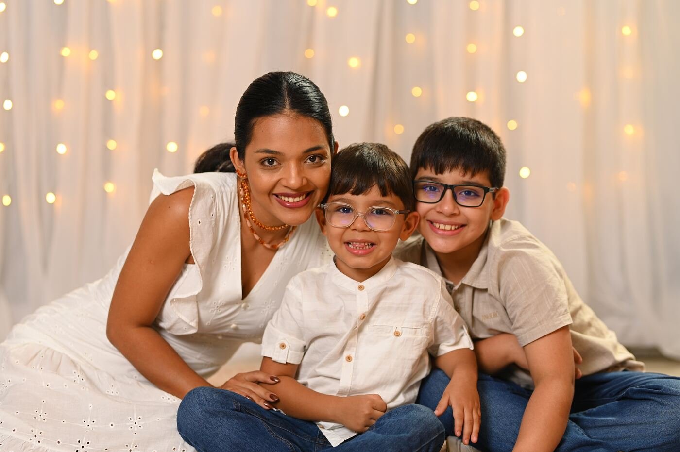 Mãe com os dois filhos sentados