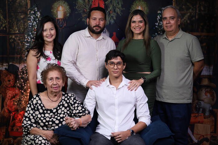 Família reunida no cenário natalino