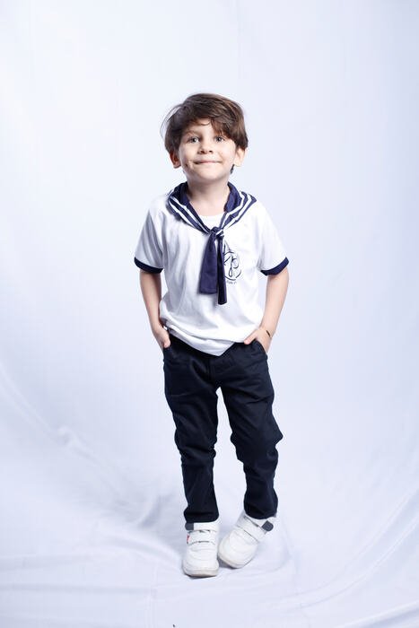 Menino de roupa de marinheiro em fundo branco