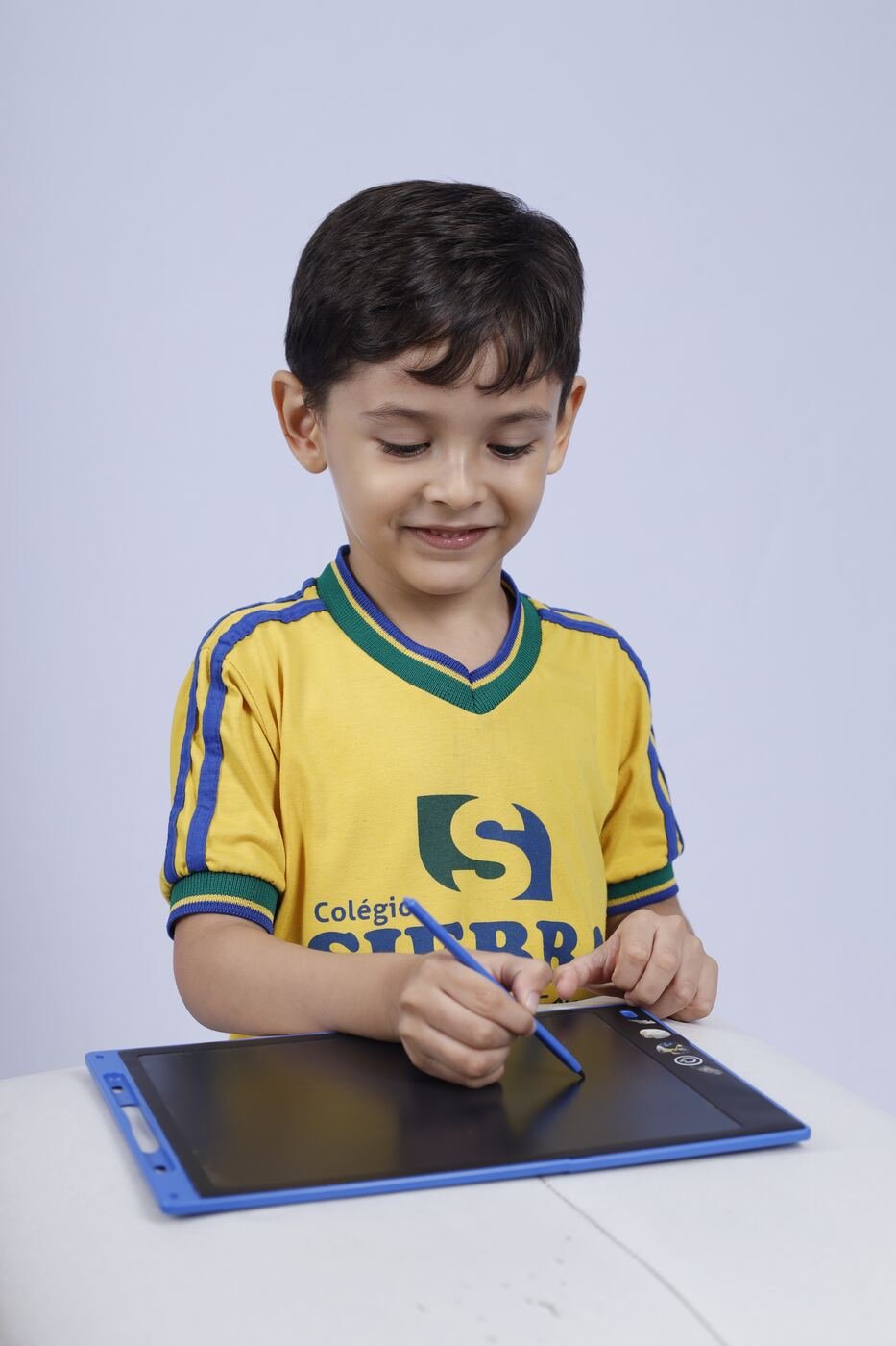 Aluno do ABC com o uniforme da escola