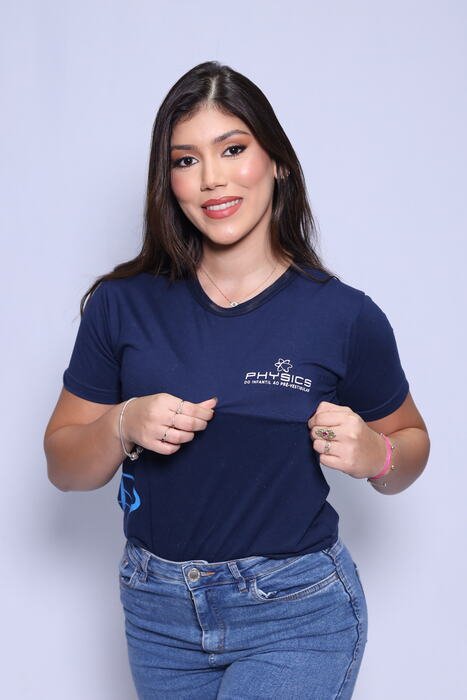 Formanda com a camiseta da turma