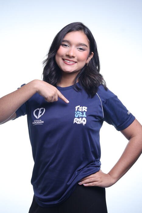 Formanda apontando para a camiseta do Terceirão