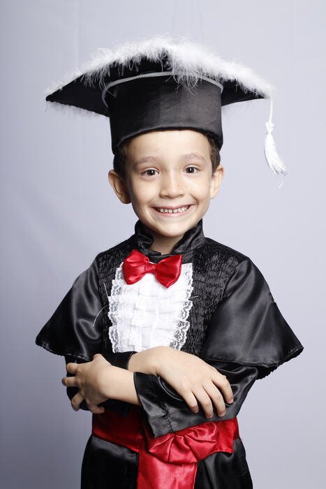 Menino de beca preta e capelo