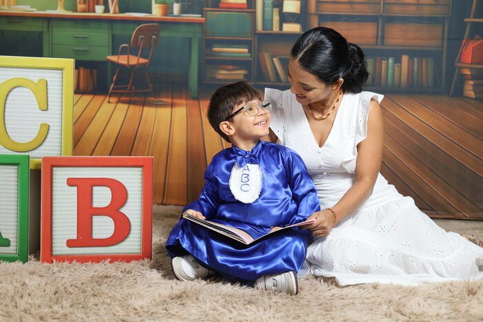 Mãe e filho de beca no cenário ABC