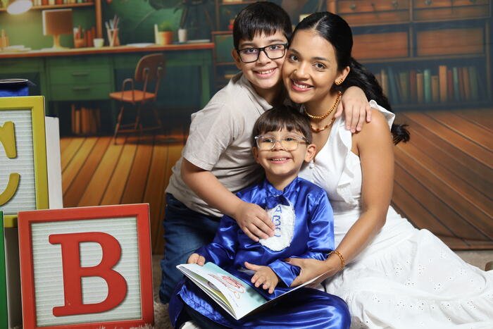 Família com o aluno de beca nos cubos do ABC